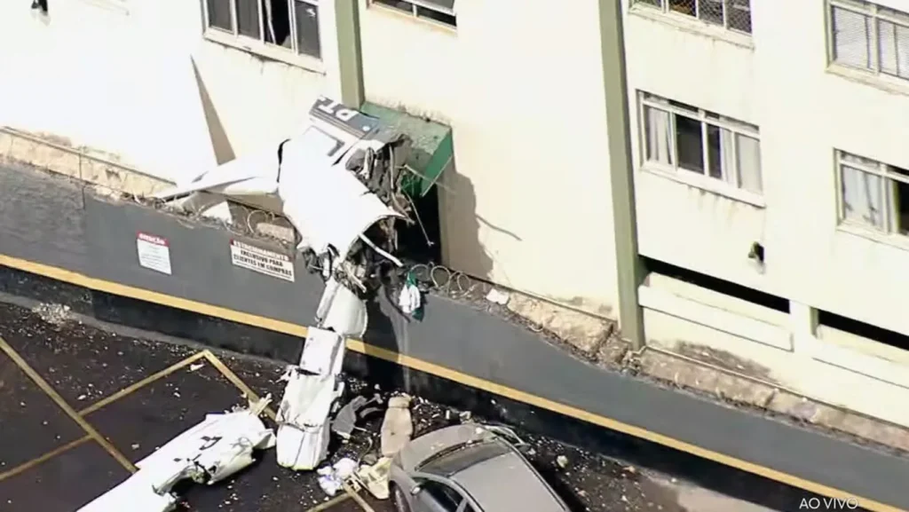 Avião colide com prédio e deixa três mortos em Belo Horizonte aviao-colide-com-predio-e-deixa-tres-mortos-em-belo-horizonte